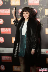 组图：关之琳张柏芝红毯比拼 李敏镐帅气亮相