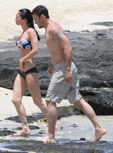 高清图：梅根-福克斯海边度假 紧贴男友不撒手