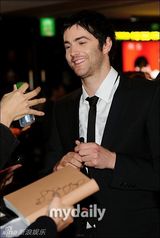 组图：《云图》韩国红毯首映 裴斗娜露背装亮相