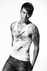 组图：高云翔硬汉写真赤裸上身 壮硕腹肌展型男性感