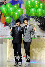 组图：U-KISS两成员出席记者会 大展阳光灿烂笑容