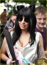 组图：Gaga毛球发饰蝴蝶结卖萌 频挤胸扮日本AV