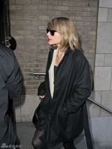 组图：斯威夫特黑超遮面上街 红唇性感黑丝诱惑