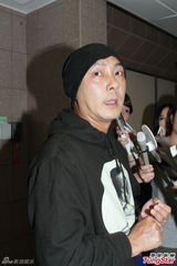 组图：张卫健再入院探母面色憔悴 5时结束疗程