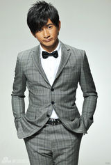 高清图：吴奇隆型男戴领结 打造另类黑色幽默