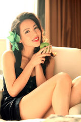 组图：叶倩云新写真曝光 黑裙红唇演绎魅惑风情