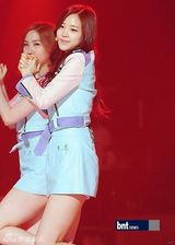 组图：韩女团APink出演《美丽的演唱会》展动感舞台