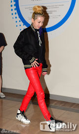 组图：Sandara亮相影片试映会 金发红裤潮味足