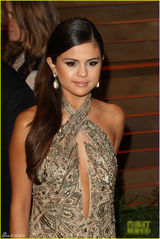 组图：赛琳娜纱裙胸前中空 比伯赞其优雅公主