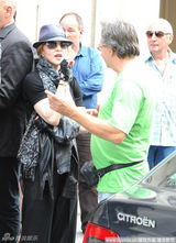 高清图：麦当娜片场霸气十足似老板 一双儿女探班