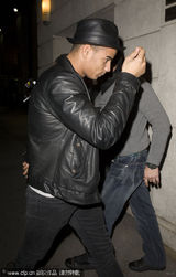 组图：麦当娜带三名子女出行 24岁小男友躲镜头