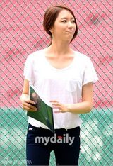 组图：韩星赵柔英担任棒球比赛开球嘉宾