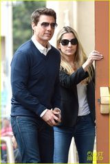 组图：阿汤哥搂神秘女与德普同场大抢风头