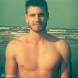 组图：巴西地铁帅气保安走红 大秀肌肉引花痴