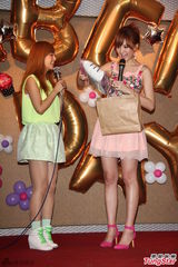 组图：安心亚粉裙亮相歌迷会 台上跳舞性感甜美