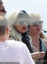 高清组图：Lady Gaga戛纳凑热闹 前卫装扮吸引眼球