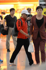 组图：王宝强运动装亮相机场 墨镜遮面无表情