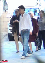 组图：晶刚大婚准婆婆喜上眉梢