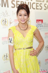 组图：岑丽香情人节与女友人过 单身不寂寞