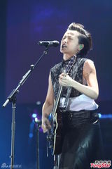 组图：萧敬腾上海开唱雨神未发威 被何韵诗调侃