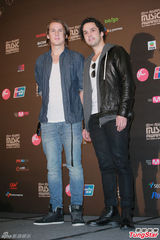 高清图：GD条纹装出席mama记者会 EXO正装帅气