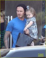 组图：贝克汉姆破洞t恤不修边幅 小七碎花洋装可爱