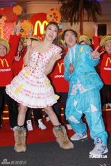 高清图：容祖儿包装纸裙现身 与陈奕迅大跳竹舞