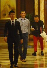 组图：李亚鹏与朋友吃饭 离婚后情绪稳定