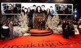 组图：《暮光4下》英国首映 斯图尔特黑丝透视