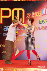 幻灯图：郑秀文大尺度秀美背 盼虎年得爱情滋润