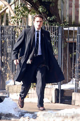 组图：罗伯特帕丁森雪天赶拍新片 吸烟排解劳累