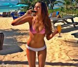 组图：飞鱼菲尔普斯携新欢海岛度假大秀胸肌