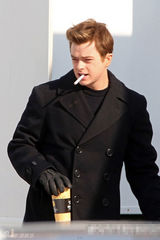 组图：罗伯特帕丁森雪天赶拍新片 吸烟排解劳累