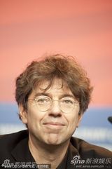 《除了我们还有谁》发布会 男星迪赫英伦范十足