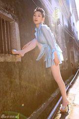 组图：徐黛妮古巷写真 穿透明衫性感迷人