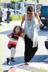 组图：哈利贝瑞携女血拼 女儿撒娇卖萌