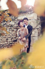 组图：杨千嬅再秀唯美婚纱 巴黎浪漫骑旋转木马