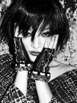 组图：周迅登封面 烟熏红唇妆展冶艳狂野