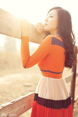 组图：刘梓妍杂志写真身姿曼妙  展现温婉迷人魅力