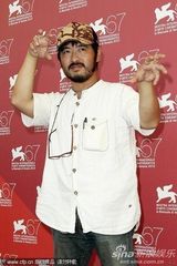 高清图：《极限迷宫》发布会 导演清水崇变蜘蛛人