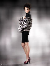 高清图：音乐小才女张瑶炫酷登杂志 揭密寒服瘦身法