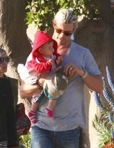 组图：“雷神”二度当爹 锤哥甘做奶爸爱抱娃