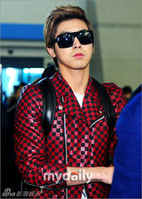 组图：少女时代东方神起等赴泰演出亮相机场