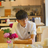 组图：胡夏白衣清新写真曝光 大显书生气质