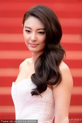 组图：张雨绮助阵新片首映 抹胸裙秀身材