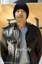 组图：神话Eric退伍 正式结束为期两年的兵役