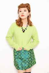 组图：唐笑最新宣传照 演绎初夏气息甜撞色美装