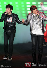 组图：2PM白智英携手亮相音乐庆典 Nichkhun未出席