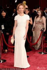 组图：86届奥斯卡红毯星光闪耀 高贵与奇葩并存