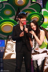 高清图：罗志祥遭翻版蔡依林索吻 被熊抱手足无措